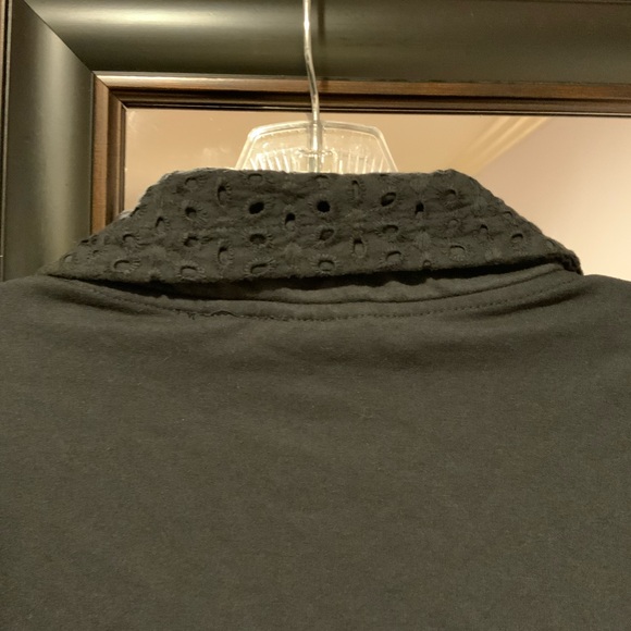 d & co active 2 piece set.  Eye-lit details on top and capri pockets. - Picture 7 of 12